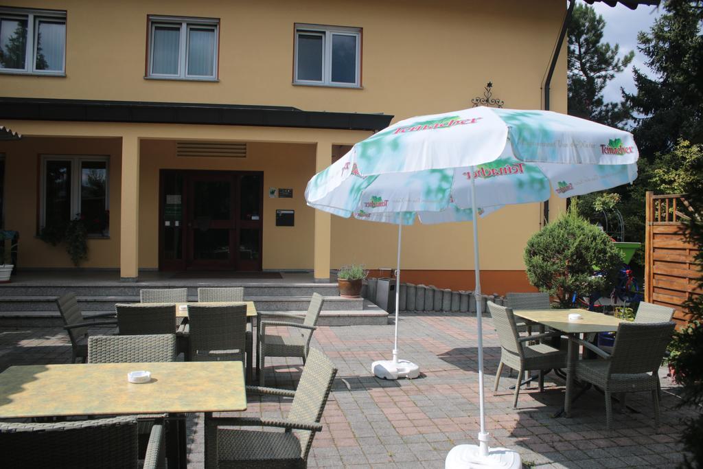 Hotel-Restaurant Und Gaestehaus Loewen Suessen Exterior photo